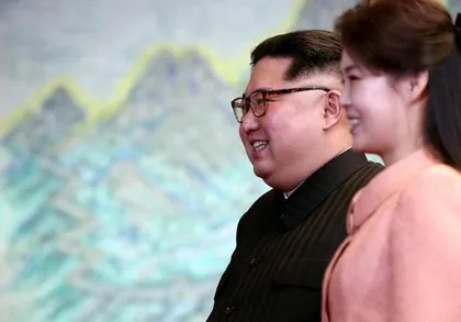 Tarihi ziyarete Kim Jong-un’un eşi Ri Sol-ju da katıldı
