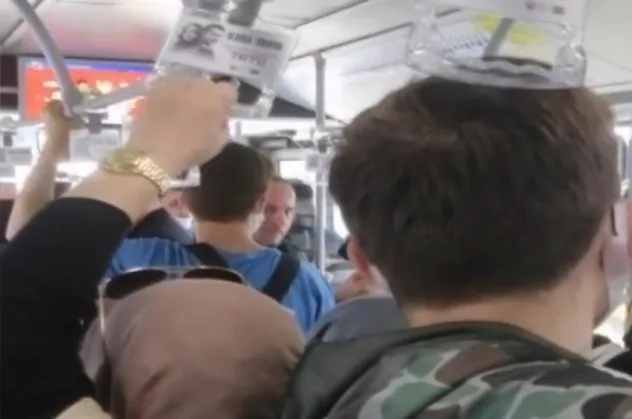 Metrobüste kadın yolcu ile tartışan şahıstan kan donduran sözler: Benim senin gibi eşim olsa kafasını koparırım