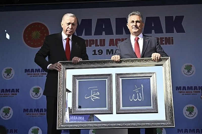 Başkan Başkanı Recep Tayyip Erdoğan, Ankara'nın Mamak ilçesinde düzenlenen Toplu Açılış Töreniʺne katıldı. Konuşmaların ardından, Mamak Belediye Başkanı Murat Köse (sağda), Başkan Recep Tayyip Erdoğan'a hediye takdim etti.