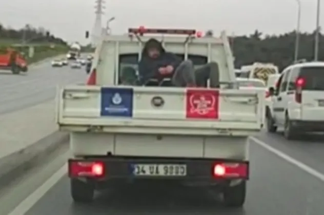 İBB'nin hizmet aracında şok görüntü! Yol güvenliğini hiçe saydılar