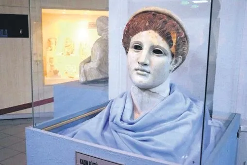 Bolu'da 50 yıldır sergileniyordu: Kadın başı heykelinin tanrıça 'Artemis' olduğu ortaya çıktı (Güncel haberler)-1
