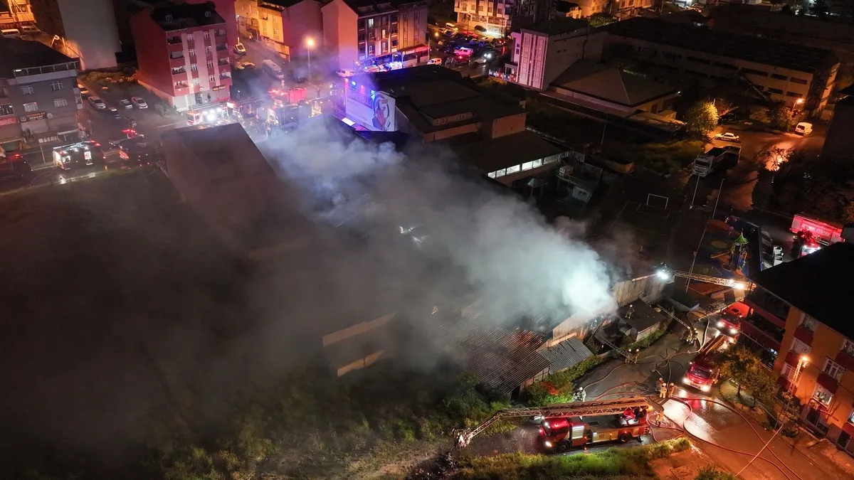 Arnavutköy'de fabrikada yangın: itfaiye müdahalesi sürüyor, çevre yollar kapatıldı