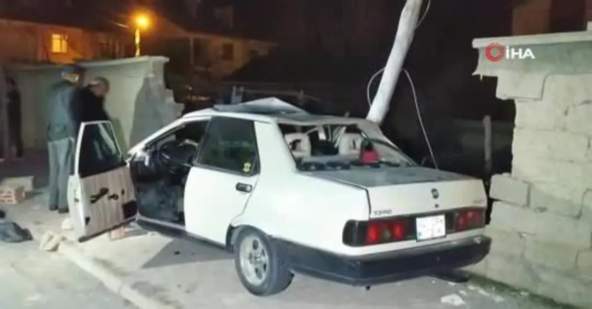 Kontrolden çıkan otomobil karşı şeritteki bahçe duvarını yıktı: 3 yaralı