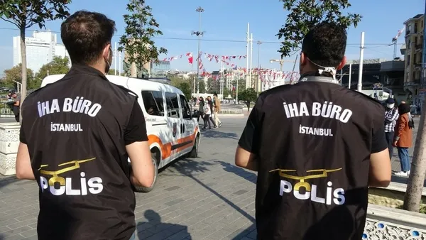 taksim-polisi-dronela-maske-ve-sosyal-mesafeye-uymalari-icin-turistleri-uyardi-1602513816620.jpg