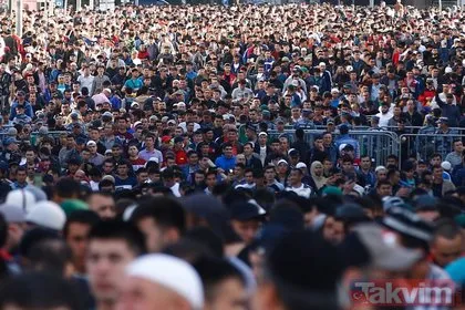 Rusya’da Ramazan Bayramı! Binlerce Müslüman caddelerde saf tuttu