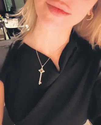 kolye-hadisesi-1668279861979.jpg Hadise'nin hayatında biri mi var? Roma tatiline çıkan ünlü popçudan merak uyandıran detay-5