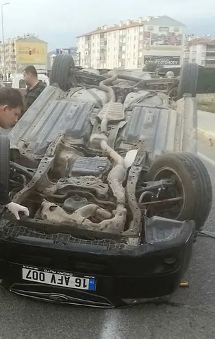 Balıkesir Edremit'te feci kaza! Otomobil takla attı burnu bile kanamadan çıktı!