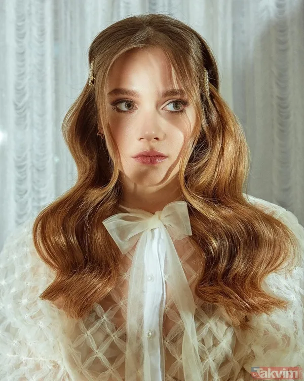 Seda Sayan’ın müstakbel gelinine bakın! Oğulcan Engin’den öpücüğü kapan Miray Daner mutluluk pozunu paylaştı! O detay dikkat çekti - 3