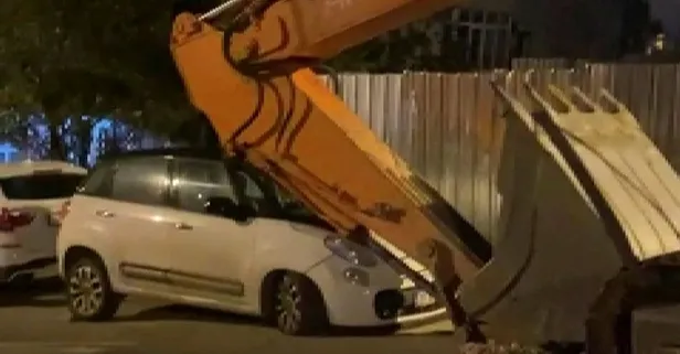 Son dakika: İstanbul Beşiktaş'ta büyük talihsizlik! Aracın üzerine iş makinasının kepçesi düştü-1