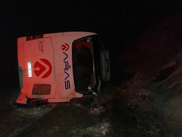 kars-erzurum-kara-yolunda-yolcu-otobusu-devrildi-olu-ve-yaralilar-var-1639847730359.jpeg Kars-Erzurum kara yolunda yolcu otobüsü devrildi! Ölü ve yaralılar var-1