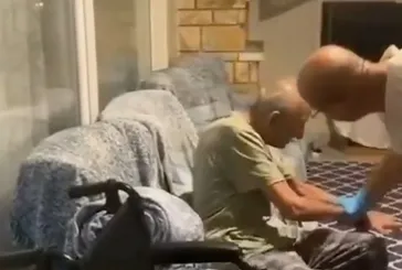 Huzurevinde yaşlı adama darp kamerada!