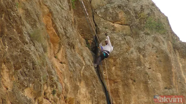 Babasından öğrendi! 150 metre yükseklikteki kayalardan topladığı balı 1000 TL'ye satıyor - 9
