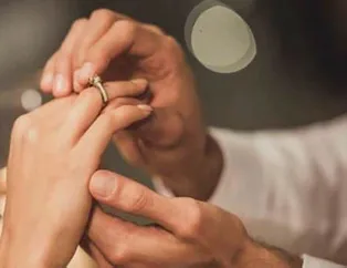 Rüyada nişan görmek ne anlama gelir? Rüyada bekar birinin nişanlandığını görmek neye işarettir? Rüyada başkasının nişanlandığını görmek...