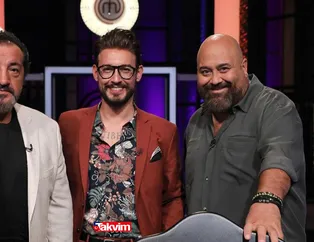 Genç sevgilisi ile böyle görüntülendi! Artık kameralardan kaçmıyorlar! Uğruna 18 yıllık eşini aldatmıştı! MasterChef'in ünlü jüri üyesi...