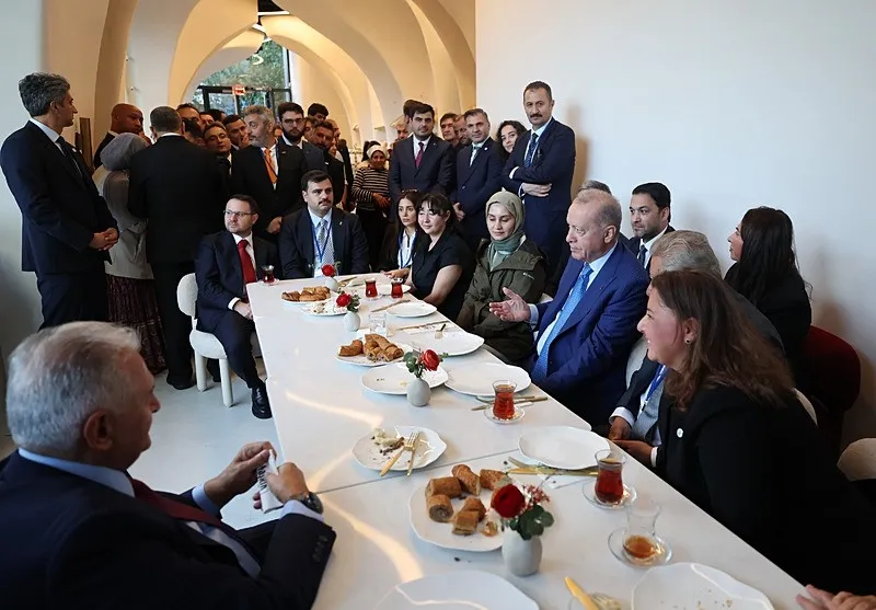 pastanede-cay-sohbeti-erdogan-new-yorkta-ugradigi-kafede-vatandaslarla-bir-araya-geldi-1790202524426.jpeg Pastanede çay sohbeti! Başkan Erdoğan ABD'de kafede vatandaşlarla bir araya geldi-3