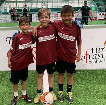 Hakan Çalhanoğlu, Almanya'da güvercin beslemeye başladı-3