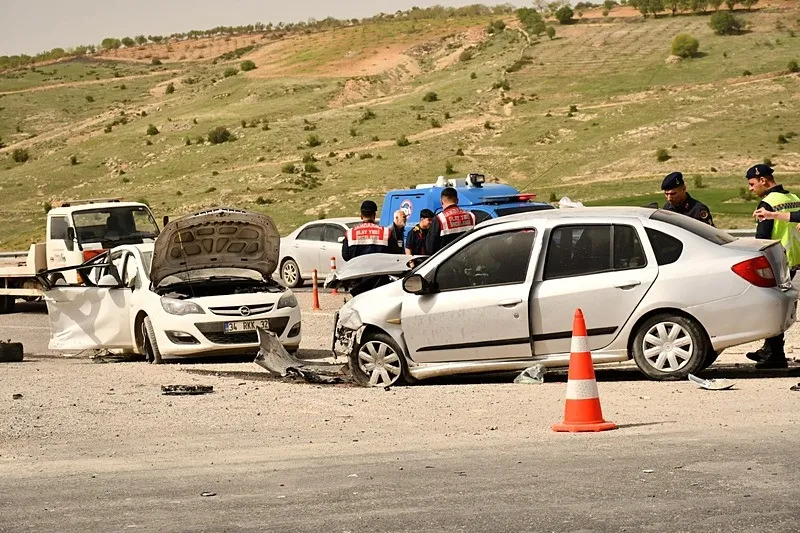 Adıyaman'da feci kaza! Otomobiller kafa kafaya çarpıştı: Ölü ve yaralı var (DHA)