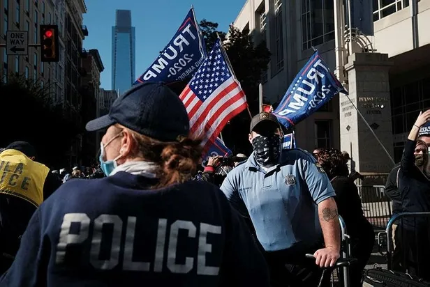 abdde-ortalik-karisti-philadelphiada-trump-ve-biden-destekcileri-karsi-karsiya-geldi-1604695201565.jpeg ABD'de ortalık karıştı! Philadelphia'da Trump ve Biden destekçileri karşı karşıya geldi-4