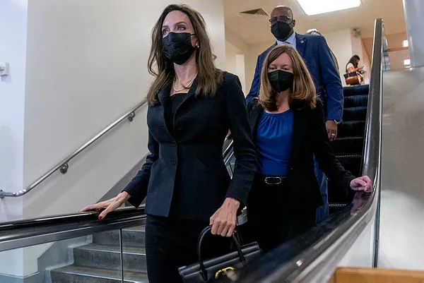 bm-genel-sekreteri-guterres-iyi-niyet-elcisi-unlu-oyucu-angelina-jolie-ile-gorustu-1631776666431.jpg BM Genel Sekreteri Antonio Guterres, iyi niyet elçisi ünlü oyuncu Angelina Jolie ile görüştü-4