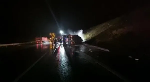 Kuzey Marmara Otoyolu'nda kan donduran kaza: Devrilen kamyonun sürücüsü yanarak can verdi-5