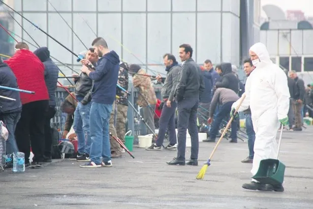 Vatandaşlar 'evde kal' uyarılarına rağmen sahillere akın etti-12