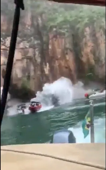 brezilyada-turist-teknesinin-uzerine-dev-kaya-dustu-7-olu-1641707932531.jpg Brezilya'da turist teknesinin üzerine dev kaya düştü: 7 ölü-5