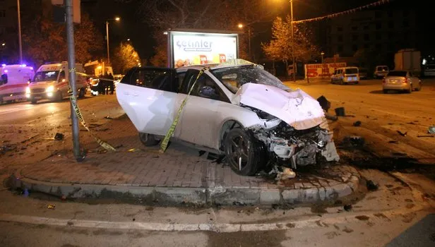 Konya'da feci kaza! Otomobil polis aracına çarptı
