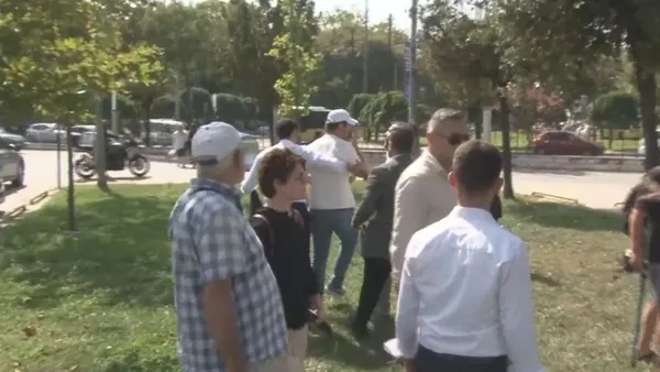 yine-imamoglu-yine-skandal-chpli-ibb-baskani-ekrem-imamoglunun-korumalari-vatandasi-darp-etti-1693407808038.jpeg Yine İmamoğlu yine skandal! CHP'li İBB Başkanı Ekrem İmamoğlu'nun korumaları vatandaşı darp etti-4