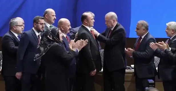 CHP ve YRP'den istifa edip AK Parti'ye geçtiler! Başkan Erdoğan 4 belediye başkanına rozeti taktı