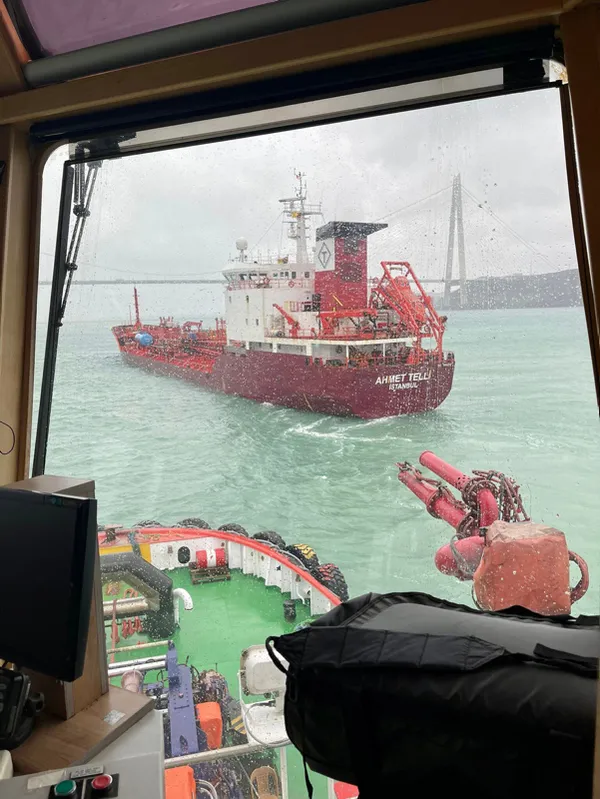 son-dakika-istanbul-bogazi-tanker-arizasi-nedeniyle-gemi-trafigine-kapatildi-1639559999221.jpg