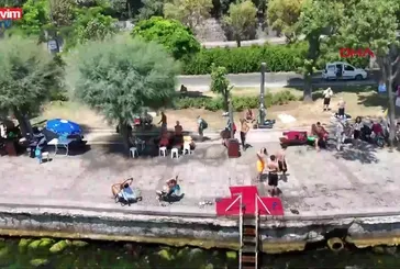 Sıcaktan bunalan vatandaşlar Boğaz'a atladı