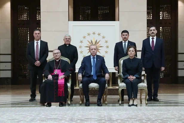 vatikanin-ankara-buyukelcisi-marek-solczynskiden-baskan-erdogana-guven-mektubu-1658838331335.jpeg Başkan Erdoğan'a güven mektubu... Tek tek kabul etti-2