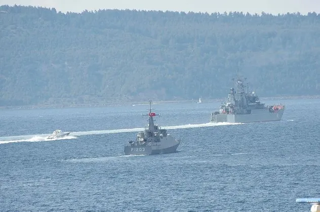 Son dakika: Rus savaş gemisi 'Novocherkassk', Çanakkale Boğazı'ndan geçti