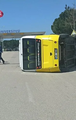 Bursa'da kontrolden çıkan yolcu midibüsü direğe çarptı yan yattı