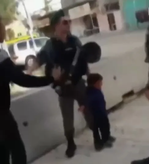 israil-barbarligi-bir-kez-daha-kamerada-3-yasindaki-cocugu-gozaltina-almaya-calistilar-1698241250132.jpg İsrail barbarlığı bir kez daha kamerada! 3 yaşındaki çocuğu gözaltına almaya çalıştılar-3