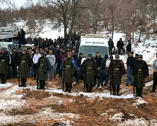 Şehit Fevzi Altınayakın cenazesinde duygulandıran kare! Üşümesinler diye...