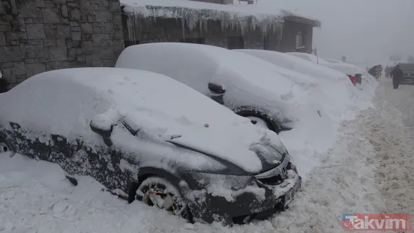 Uludağ'da araçlar kar altında kayboldu! Sürücüler jandarmadan yardım istedi - 16