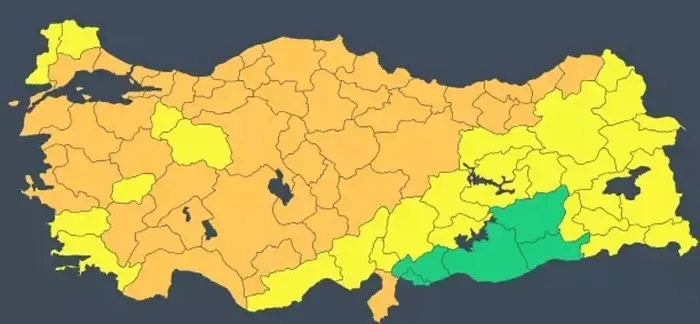 Türkiye fırtına ve yağış etkisinde! Ağaçlar devrildi, tekneler battı, seferler iptal edildi... | İstanbul, İzmir, Antalya'da son durum-10