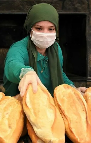 Ekmekten ve paradan koronavirüs bulaşır mı? Enfeksiyon hastalıkları uzmanı A Haber canlı yayınında uyardı