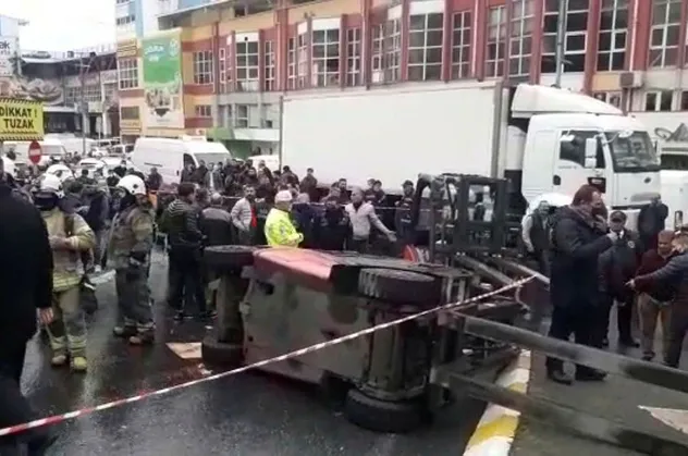 Bayrampaşa'da forklift faicası! Kilolarca yükün altında kaldı