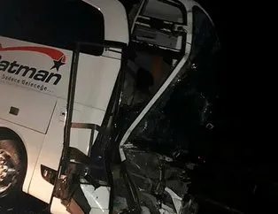 Feci kaza! Yolcu otobüsü tıra çarptı! Ölü ve yaralılar var