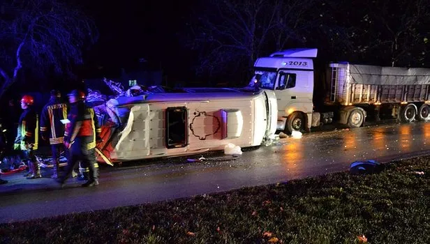 Çanakkale'de feci kaza! Minibüs ile TIR çarpıştı