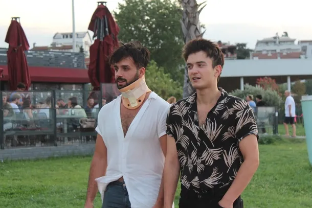 sosyal-medya-fenomeni-izlenme-icin-olumden-dondu-sus-havuzuna-kafa-ustu-cakildi-1662364248394.jpg Sosyal medya fenomeni izlenme için ölümden döndü! Süs havuzuna kafa üstü çakıldı-4