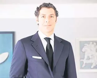 Paranın üstüne yattı