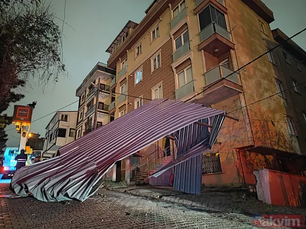 Çatılar Uçtu Gece Saatlerinde Birçok Noktada Çatılar Uçtu, Araçlar Ve Elektrik Hatları Zarar Gördü. Meteoroloji Yetkilerinin İstanbul Dahil Bazı İllerde Havanın...