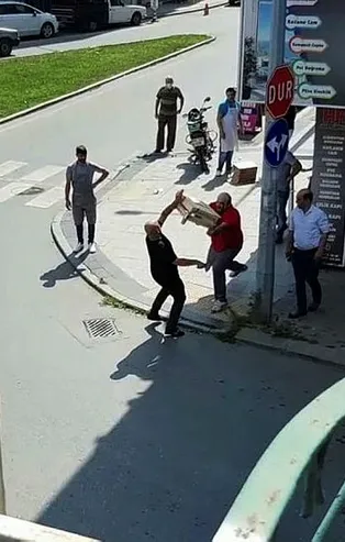 Ortalık bir anda savaş alanına döndü! Satırlı dehşet