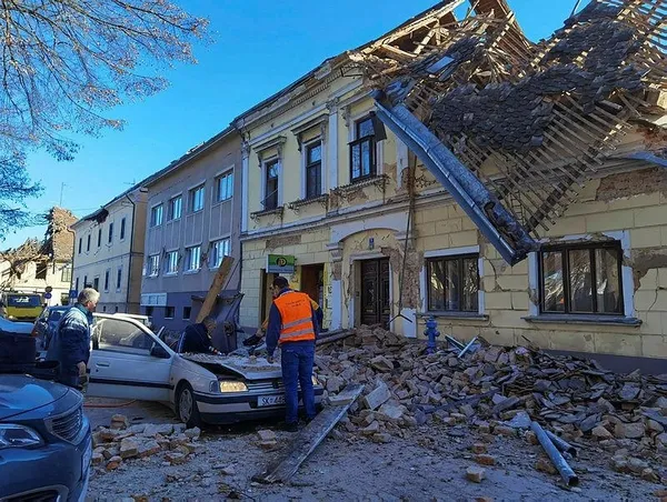 hirvatistanin-petrinja-sehrindeki-63-buyuklugundeki-depremde-bir-kiz-cocugu-hayatini-kaybetti-1609254725044.jpeg Hırvatistan'ın Petrinja şehrindeki 6.3 büyüklüğündeki depremde bir kız çocuğu hayatını kaybetti-4