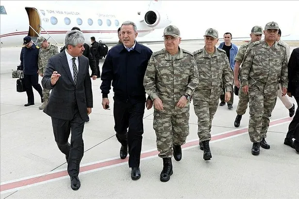 Son dakika: Bakan Akar ve komutanlar sınır hattında-1