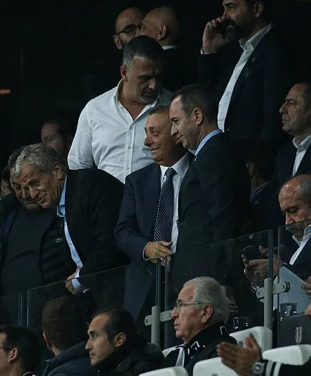 Beşiktaş taraftarı UEFA Avrupa Ligi'nde Braga yenilgisinden sonra isyan bayrağını çekti!-3