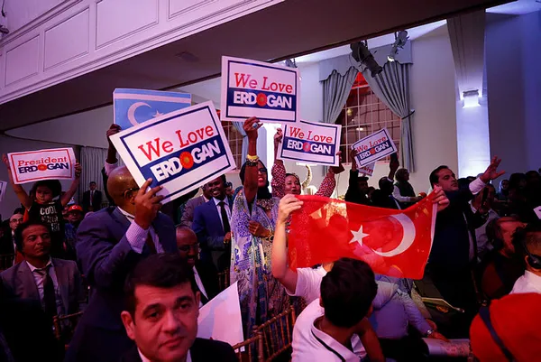 fetoculerin-istegiyle-turk-cati-kurulusunun-hesabini-askiya-alan-twittera-washington-buyukelcisi-serdar-kilic-tepki-gosterdi-1608934723880.jpg FETÖ'cülerin şikayetiyle Türk çatı kuruluşunun hesabını askıya alan Twitter'a Washington Büyükelçisi Serdar Kılıç tepki gösterdi-3